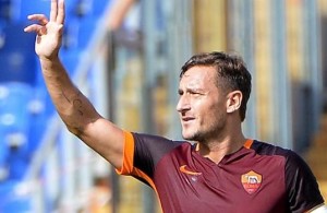 Francesco Totti of AS Roma celebrates after scoring the 1-1 goal, during the Italian serie A soccer match between AS Roma and US Sassuolo at the Olympic stadium in Rome, 20 September 2015.               ANSA / MAURIZIO BRAMBATTI