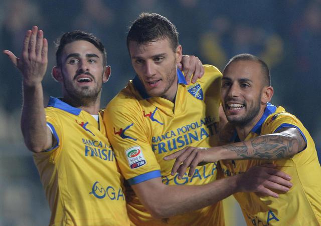 Frosinone Calcio's Daniel Ciofani (C) celebrates with teammates, after scoring the 1-0 gol, during Italian Serie A soccer match, Frosinone Calcio vs Carpi FC, at the Matusa stadium in Frosinone, Italy, 28 October 2015.               ANSA / MAURIZIO BRAMBATTI