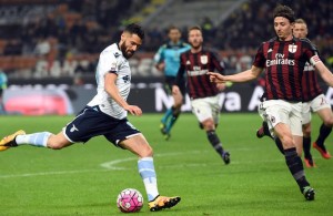 Lazio's midfielder Antonio Candreva (L) kicks teh ball past AC Milan's midfielder Riccardo Montolivo during their Serie A soccer match at the Giuseppe Meazza stadium in Milan, Italy, 20 March 2016. ANSA/DANIEL DAL ZENNARO