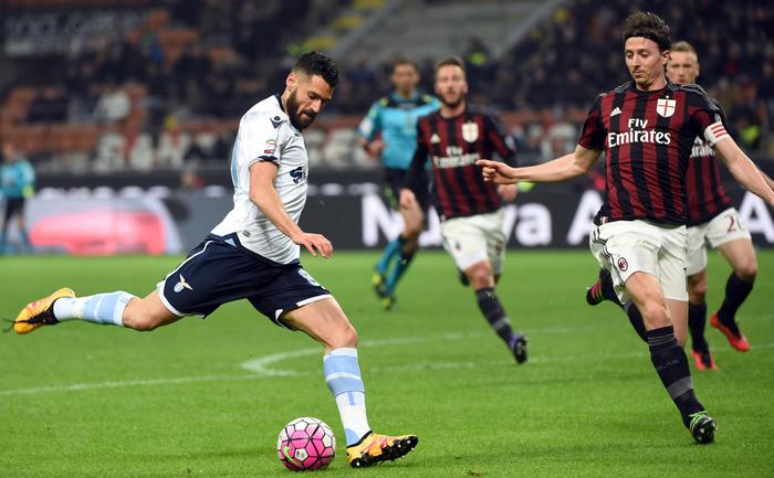Lazio's midfielder Antonio Candreva (L) kicks teh ball past AC Milan's midfielder Riccardo Montolivo during their Serie A soccer match at the Giuseppe Meazza stadium in Milan, Italy, 20 March 2016. ANSA/DANIEL DAL ZENNARO