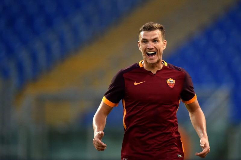 Roma's Bosnian forward  Edin Dzeko celebrates after scoringn goal during the friendly football match AS  Roma vs Valencia on August 14, 2015 at the Olympic stadium in Rome. AFP PHOTO / ALBERTO PIZZOLI