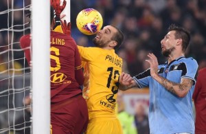 Lazio's Italian defender Francesco Acerbi (2ndR) scores an equalizer despite AS Roma's Spanish goalkeeper Pau Lopez (2ndL) and AS Roma's English defender Chris Smalling (L) during the Italian Serie A football match Roma vs Lazio on January 26, 2020 at the Olympic stadium in Rome. (Photo by Filippo MONTEFORTE / AFP)