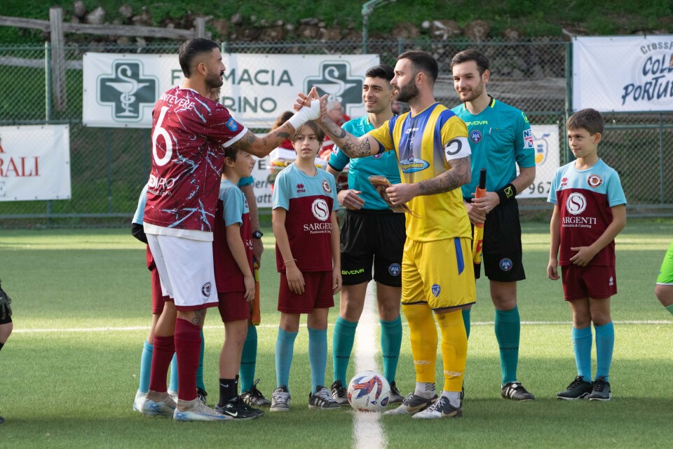 Trastevere-Cynthialbalonga 3-2 il saluto tra i capitani (foto Matteo Ferri)