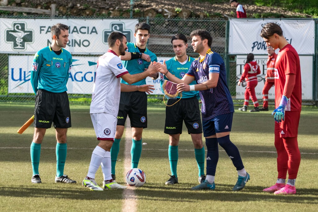 Trastevere-Real Monterotondoio 1-0, il saluto tra i capitani (foto Matteo Ferri)