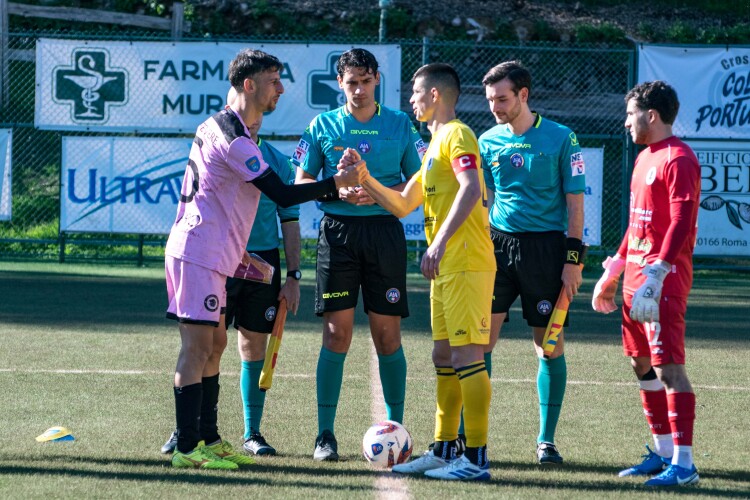 Trastevere-Cos, il saluto tra i capitani (foto Matteo Ferri) (1)