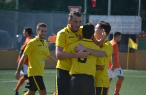 halimaj%20riceve%20abbraccio%20compagn